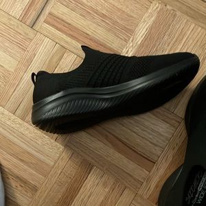 Nwt Skechers classy charm black 9 wide slip on